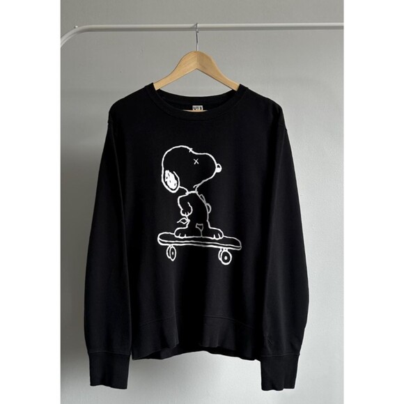 KAWS x Peanuts x Uniqlo Size M Snoopy Skateboard Sweatshirt Black Rare Collab e - Picture 1 of 9
